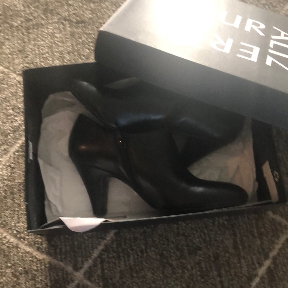 Black booties by naturalizer - Picture 3 of 6